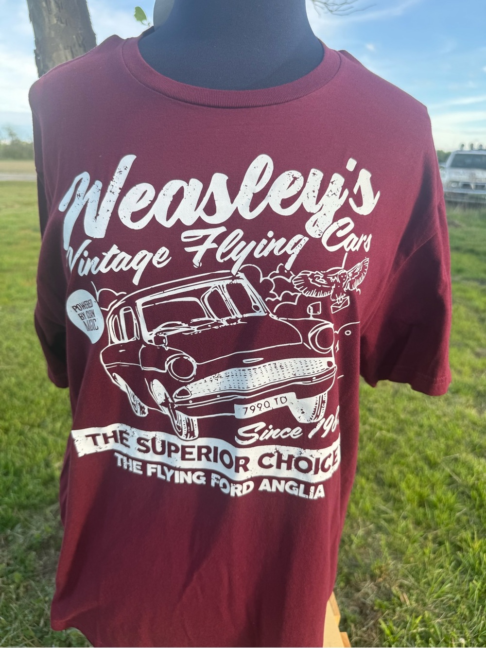 Gildan Men's Maroon Graphic Tee with White Vintage Car Print